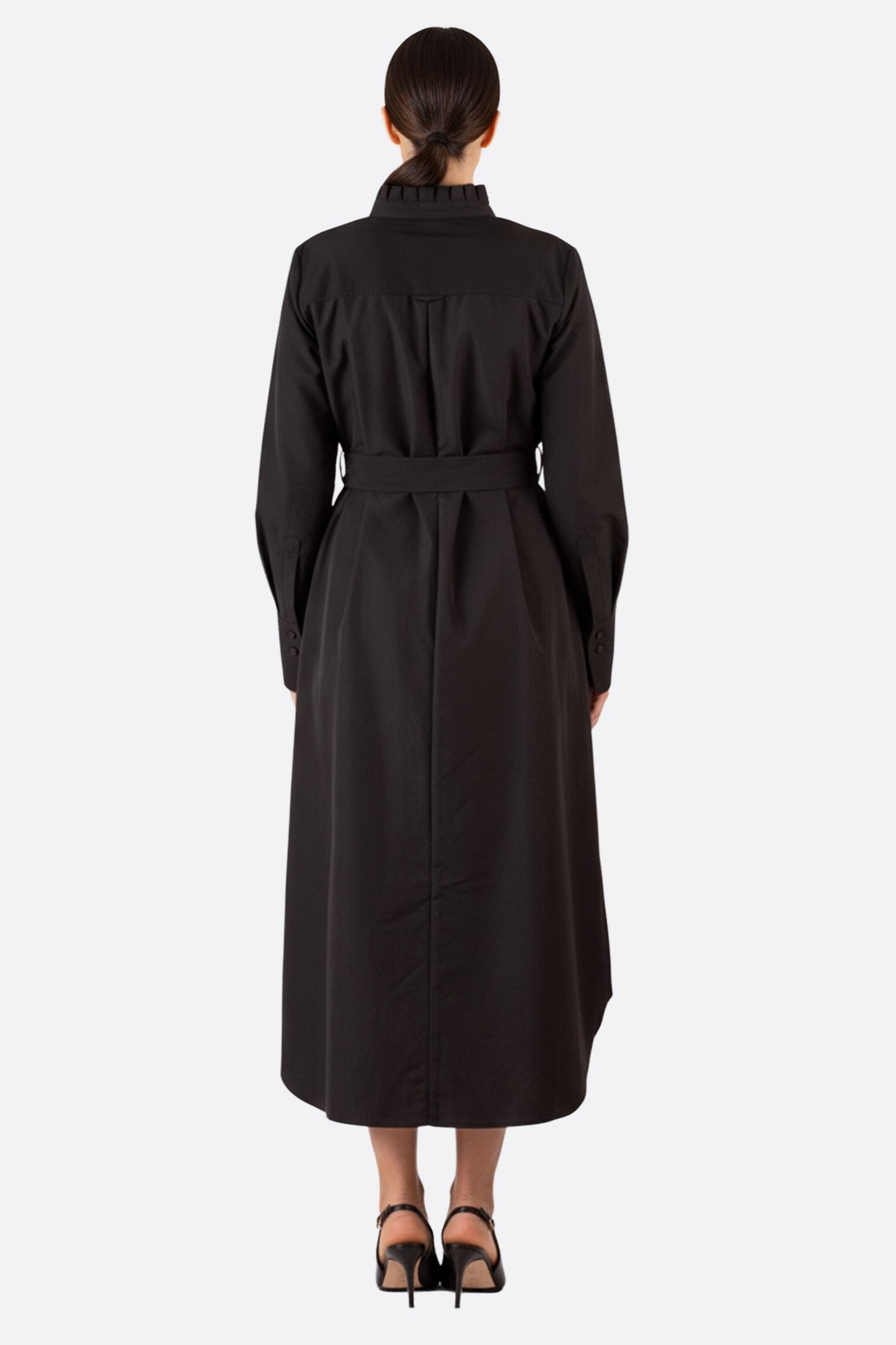 
Vue 3/4 de la robe chemise longue noire ceinturée, soulignant sa silhouette élégante et son style contemporain.



