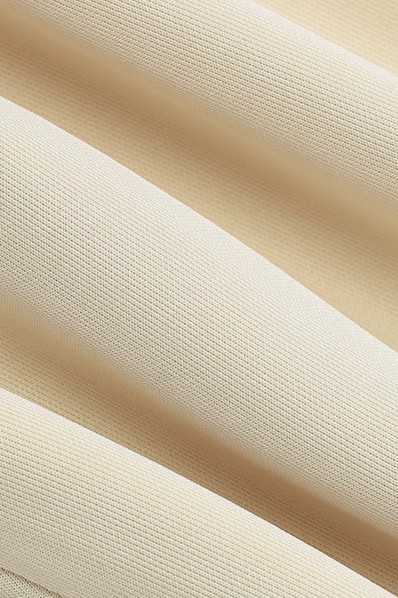 
Perspective alternative sur la robe courte beige évasée, révélant son décolleté séduisant et son charme intemporel.



