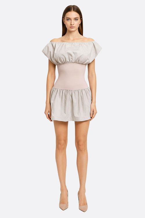 
Robe courte beige en coton gaufré, style empire, idéale pour une sortie chic et estivale, mettant en valeur une...



