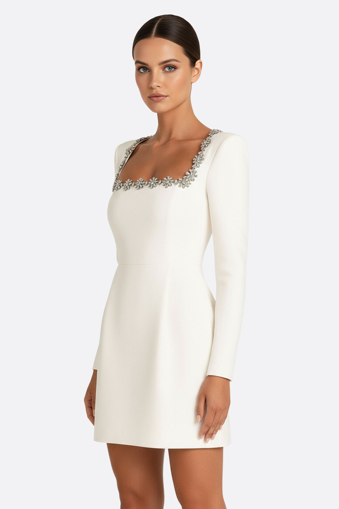 Vestido corto blanco de crepé con sofisticados detalles de joyería, perfecto para celebraciones elegantes y eventos...