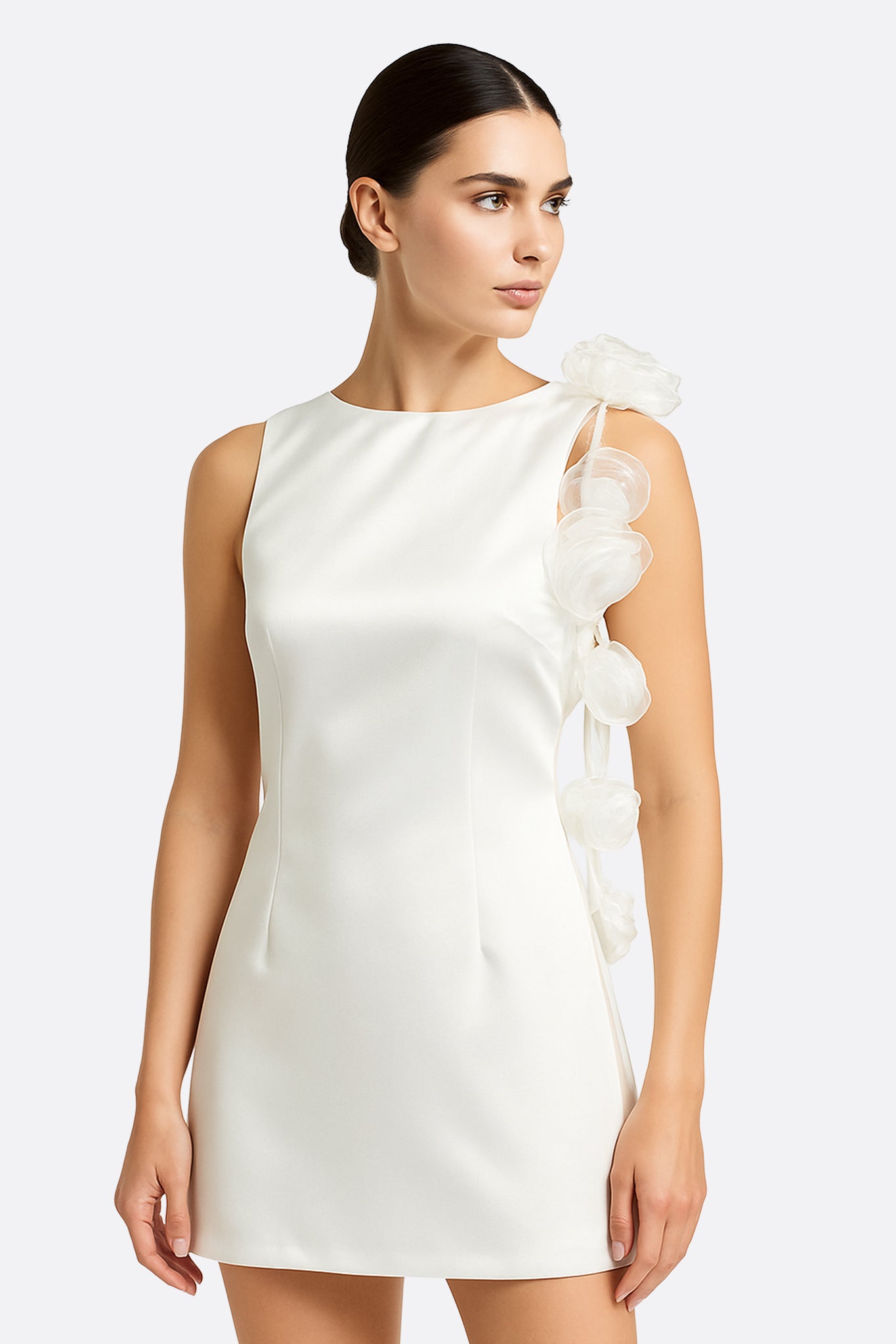 Robe courte blanche satinée à dos nu et fleurs sculpturales - MISCIANO