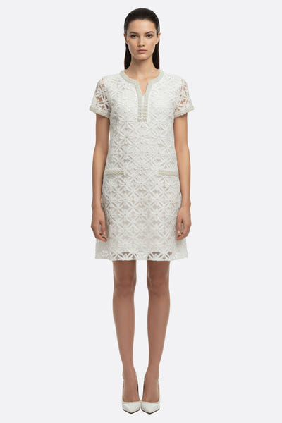 
Robe courte blanche à délicate broderie florale perlée, parfaite pour une journée ensoleillée et élégante.



