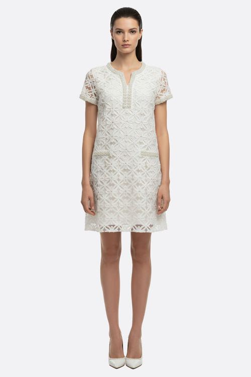 
Robe courte blanche à délicate broderie florale perlée, parfaite pour une journée ensoleillée et élégante.



