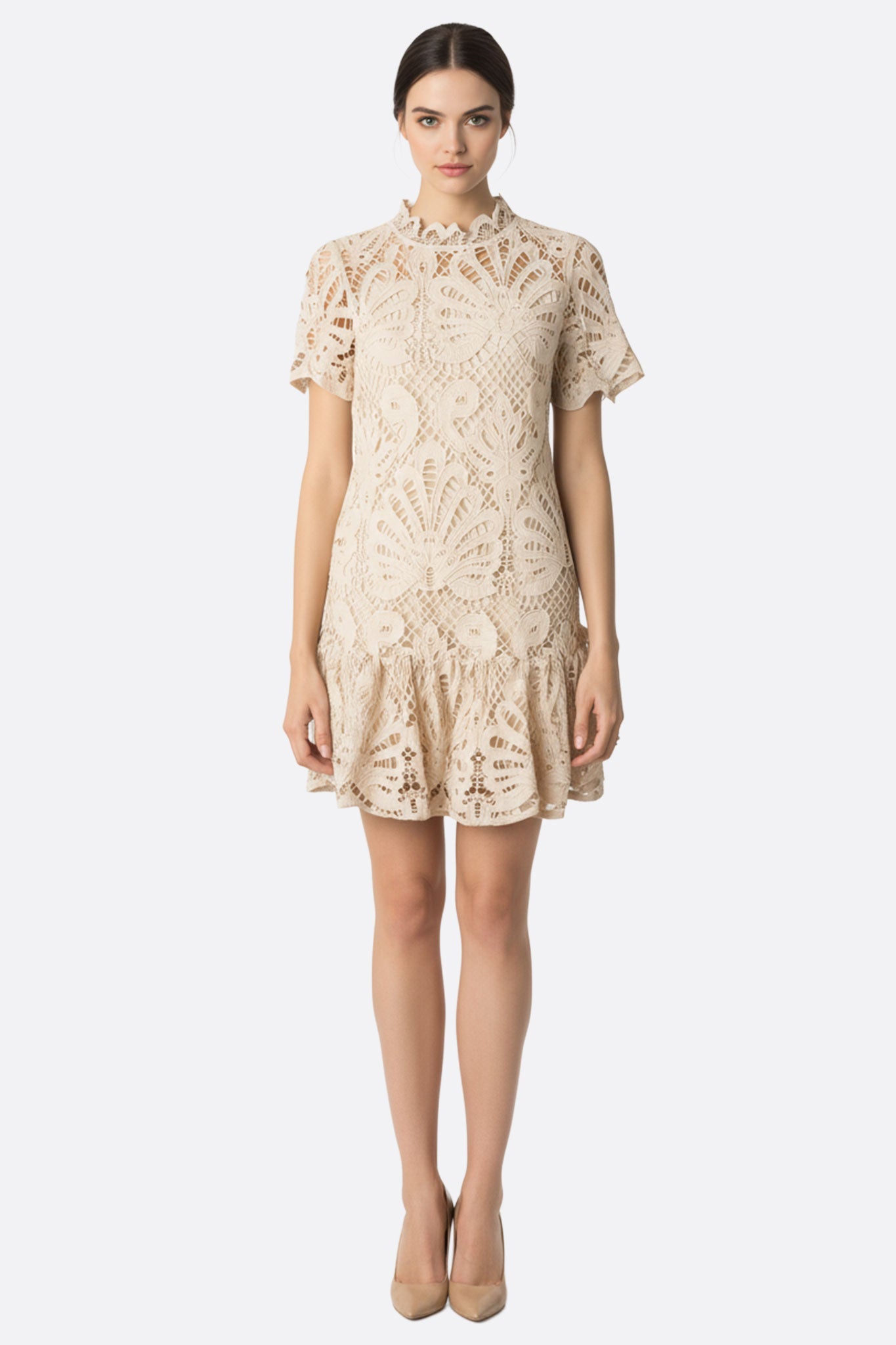 Abito corto in pizzo beige, inquadratura laterale che mette in evidenza i dettagli raffinati e la femminilità, ideale per...