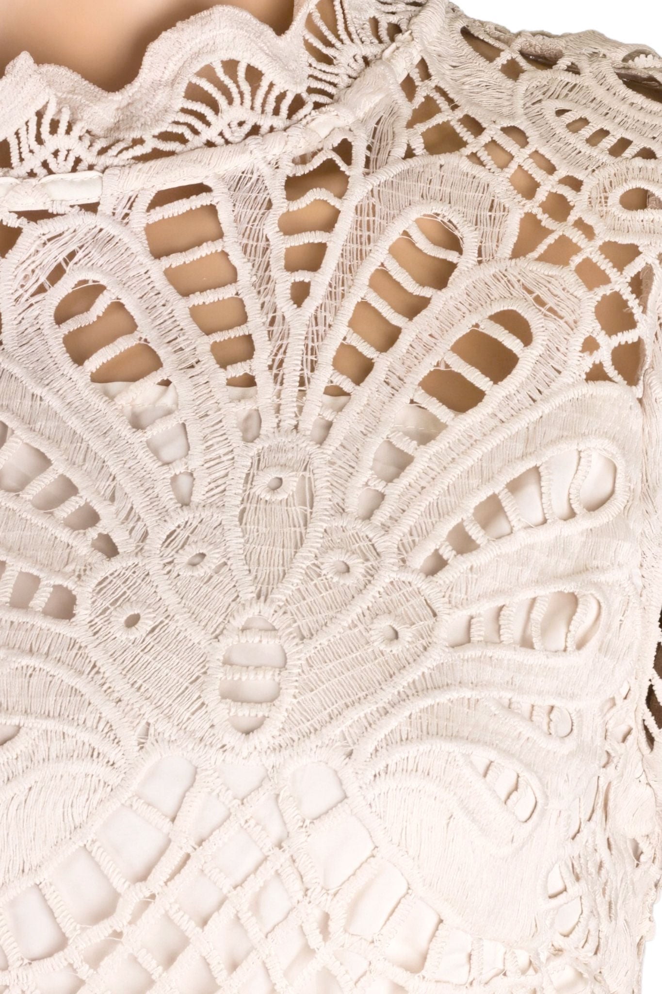 Abito corto in pizzo beige con dettagli trasparenti, perfetto per serate eleganti e occasioni raffinate.