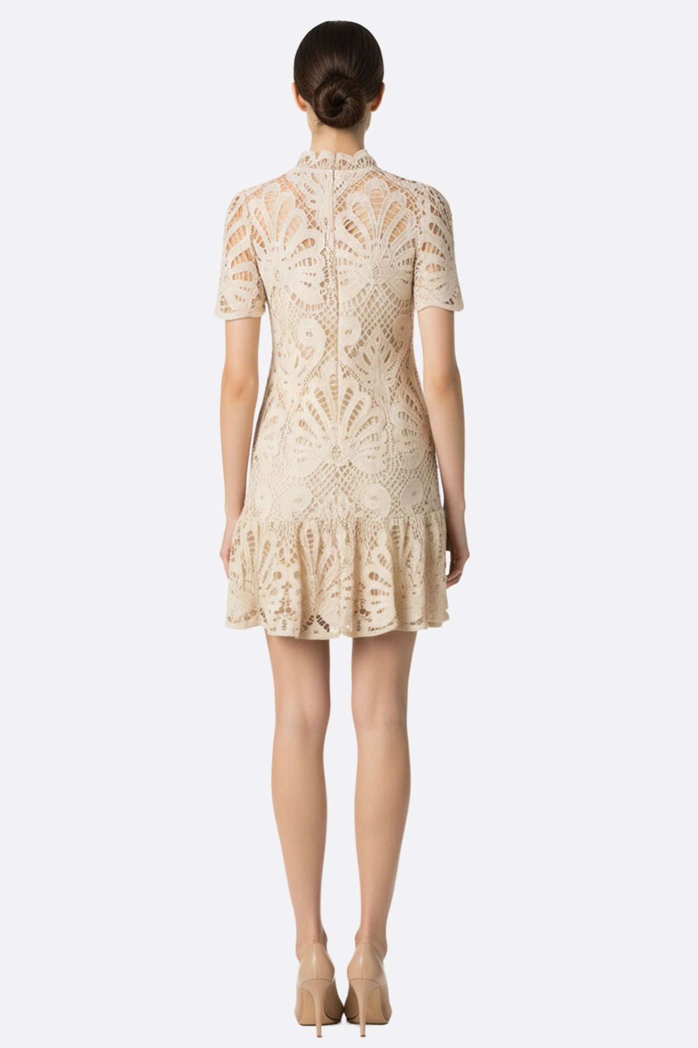 Perspective alternative sur la robe courte en dentelle beige, mettant en avant la délicatesse de ses motifs ajourés élégants.
