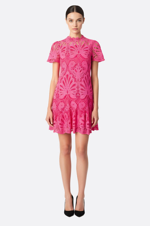 
Détail en gros plan de la robe courte fuchsia en dentelle ajourée, idéale pour sublimer une silhouette élégante et moderne.



