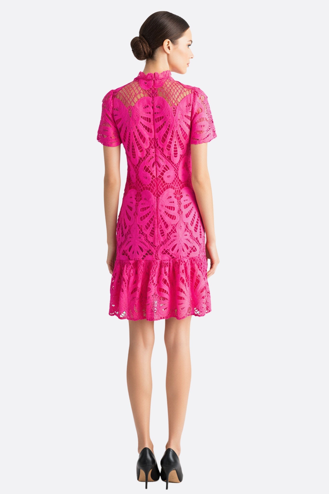 
Vue alternative de la robe fuchsia courte en dentelle, soulignant le jeu de transparence et la sophistication du design.



