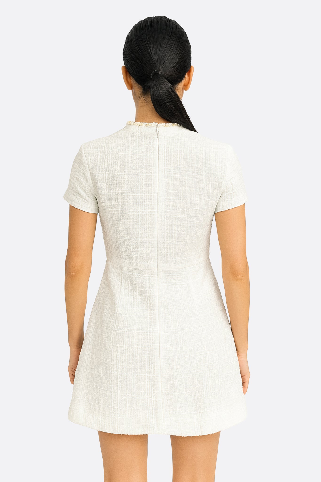 Robe courte en tweed ivoire à col perlé doré - MISCIANO