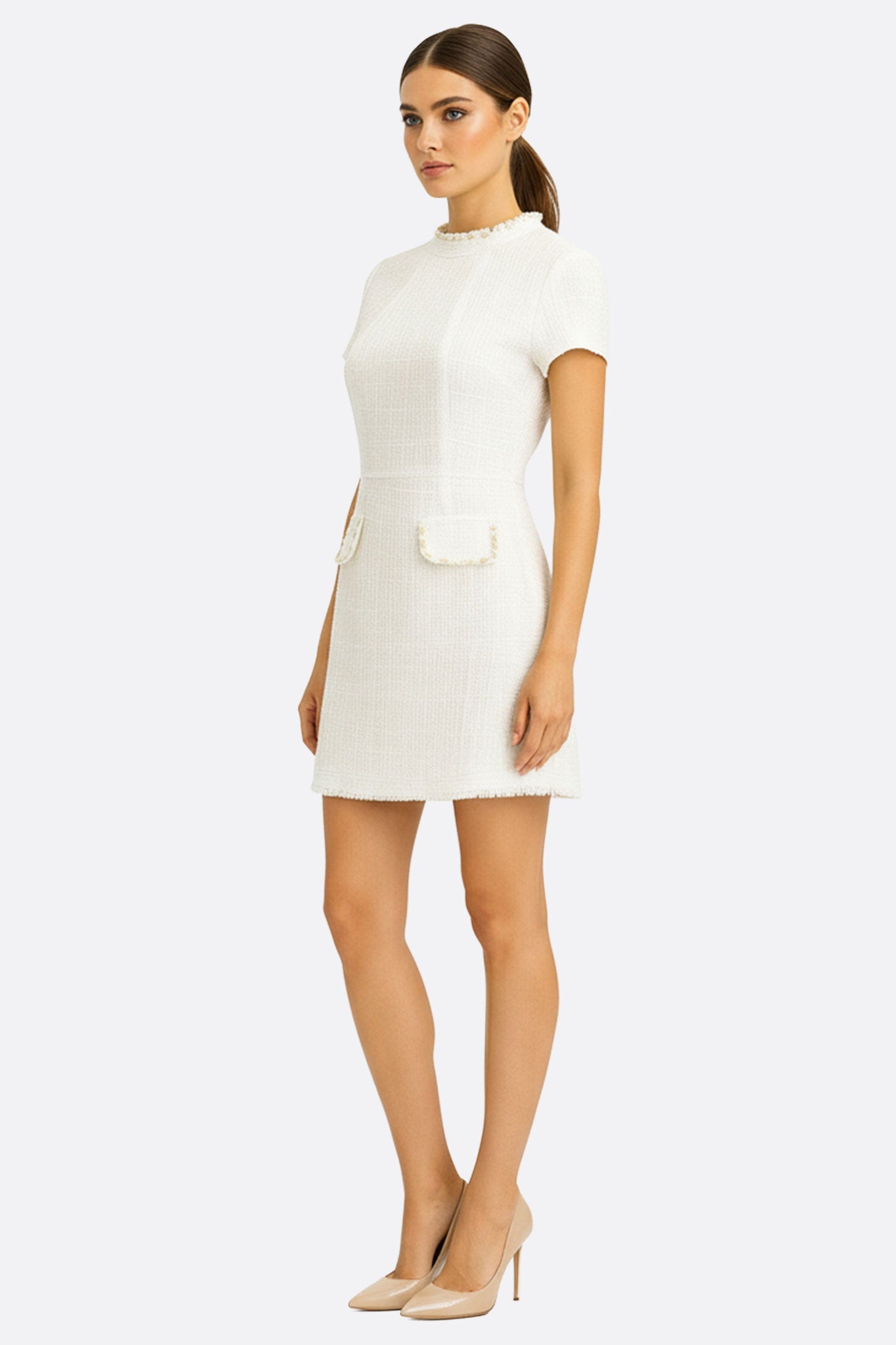 
Robe courte en tweed ivoire avec un élégant col perlé doré, vue alternative mettant en avant son chic intemporel.



