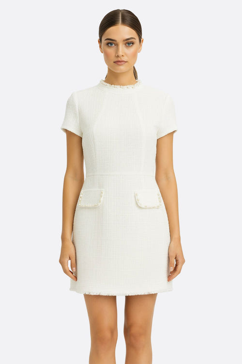 
Robe courte en tweed ivoire avec col perlé doré, parfaite pour une soirée élégante ou un événement raffiné.



