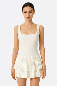 Abito corto svasato bianco con gonna plissettata