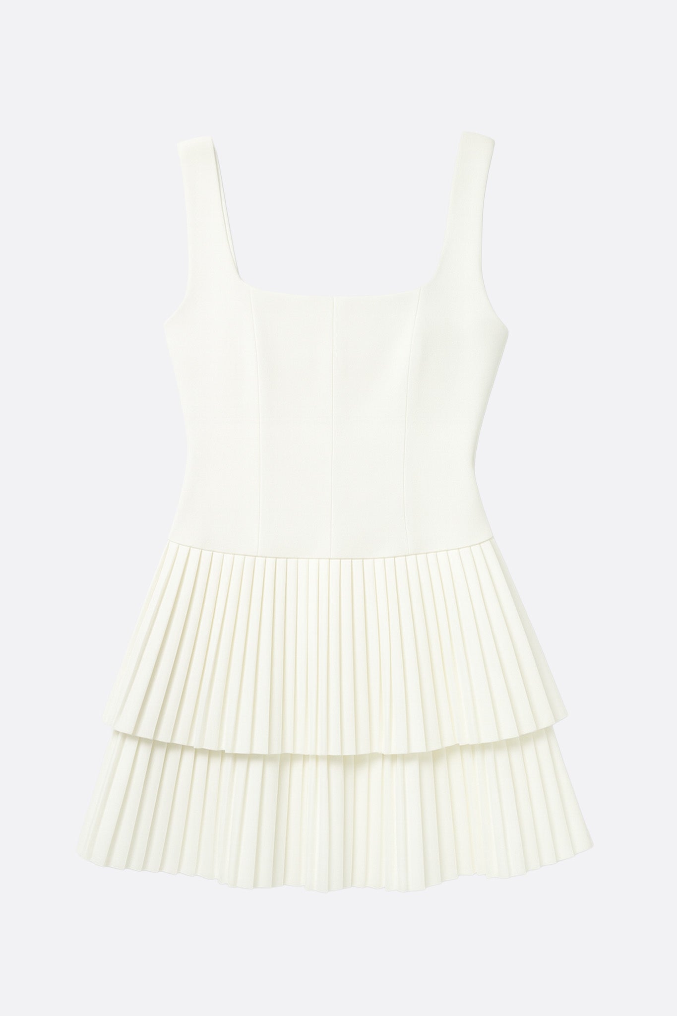 
Détail de la robe courte évasée blanche, jupe plissée révélant un style raffiné et frais, parfait pour des événements chics.



