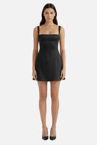 Vestido corto negro con finas tirantes