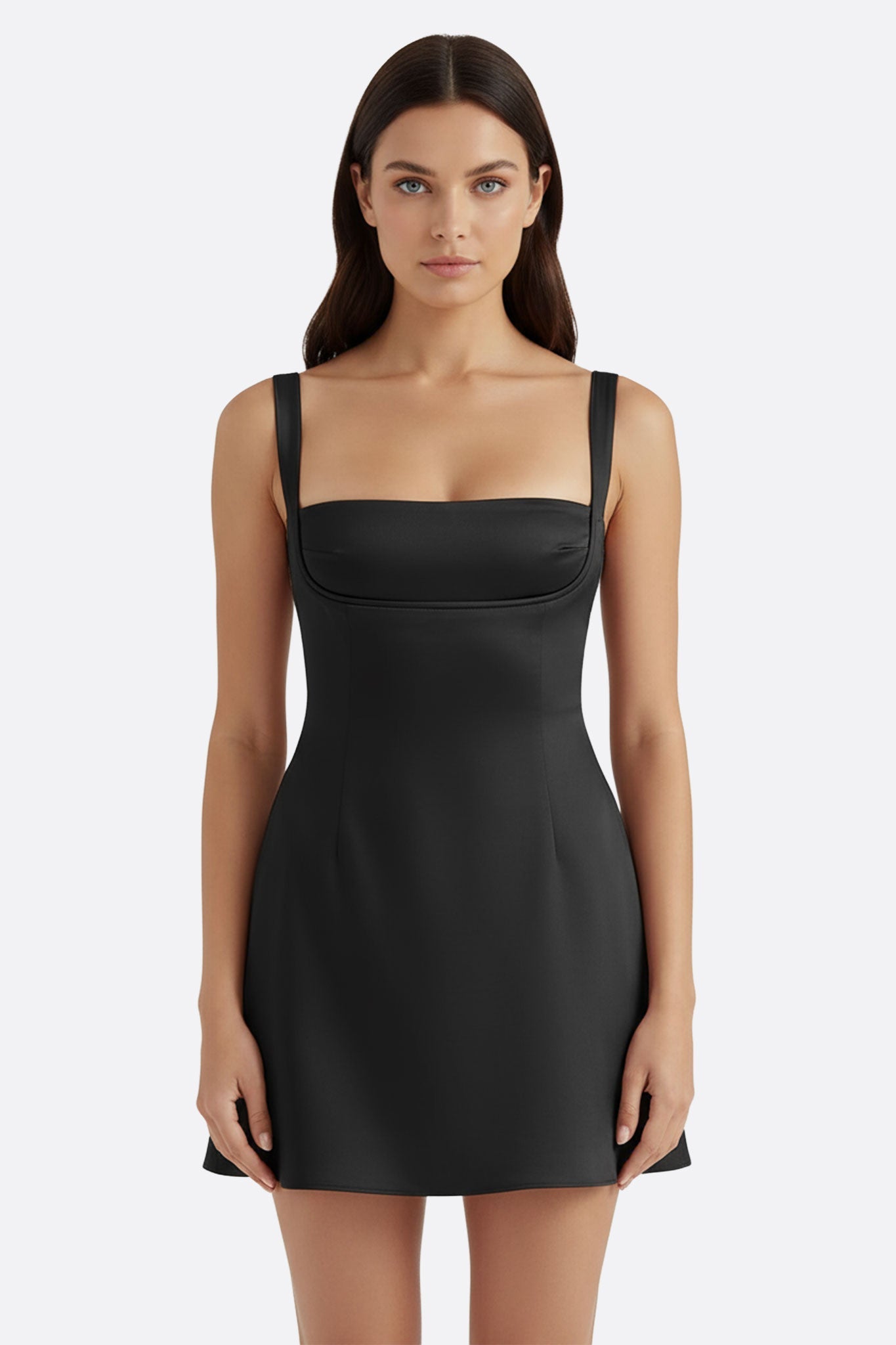 Abito corto satinato nero con spalline sottili, perfetto per serate eleganti e eventi di classe.