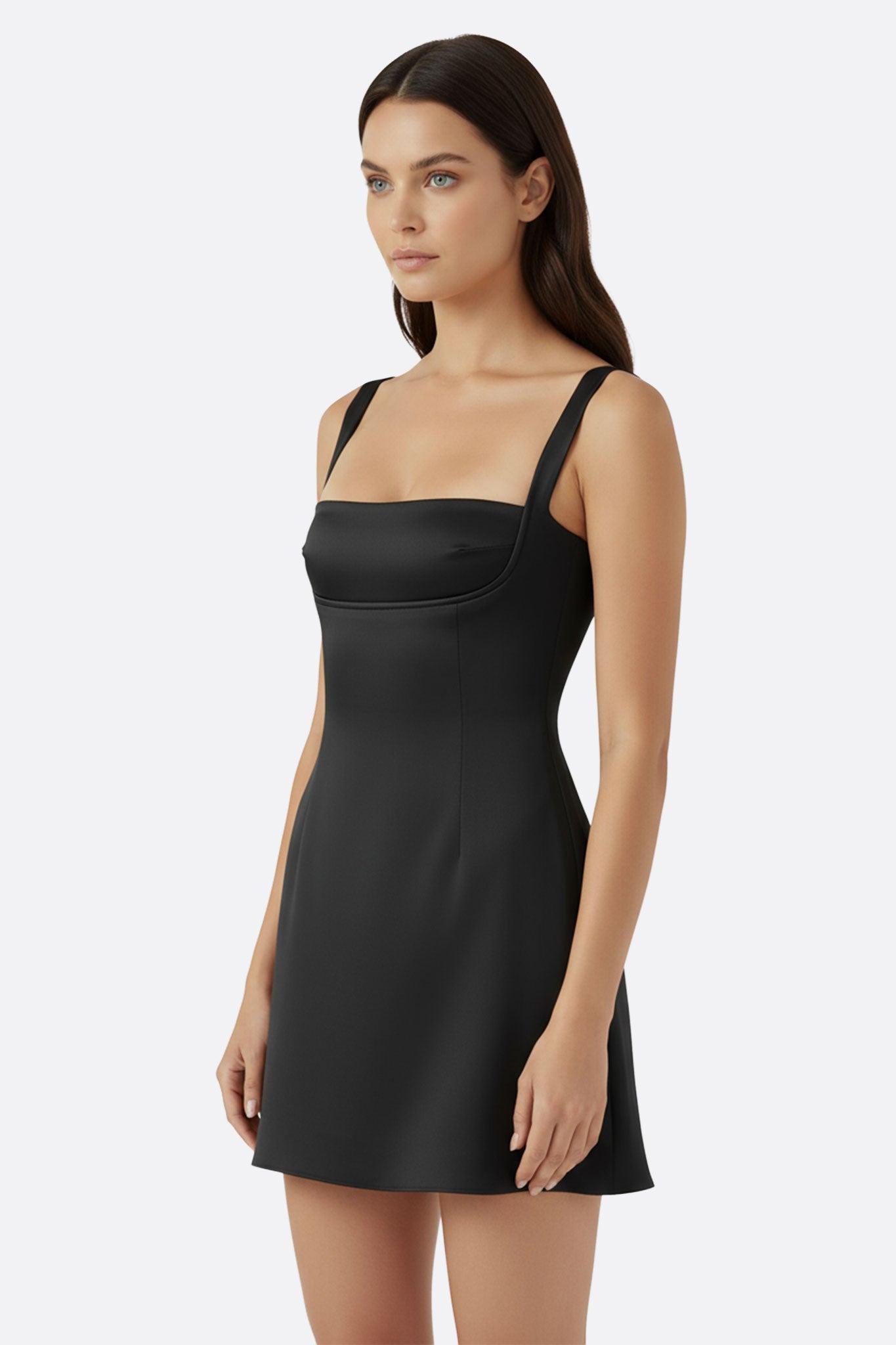 Dettaglio della raffinata mini abito in satin nero, con spalline sottili, perfetto per serate eleganti e eventi speciali.