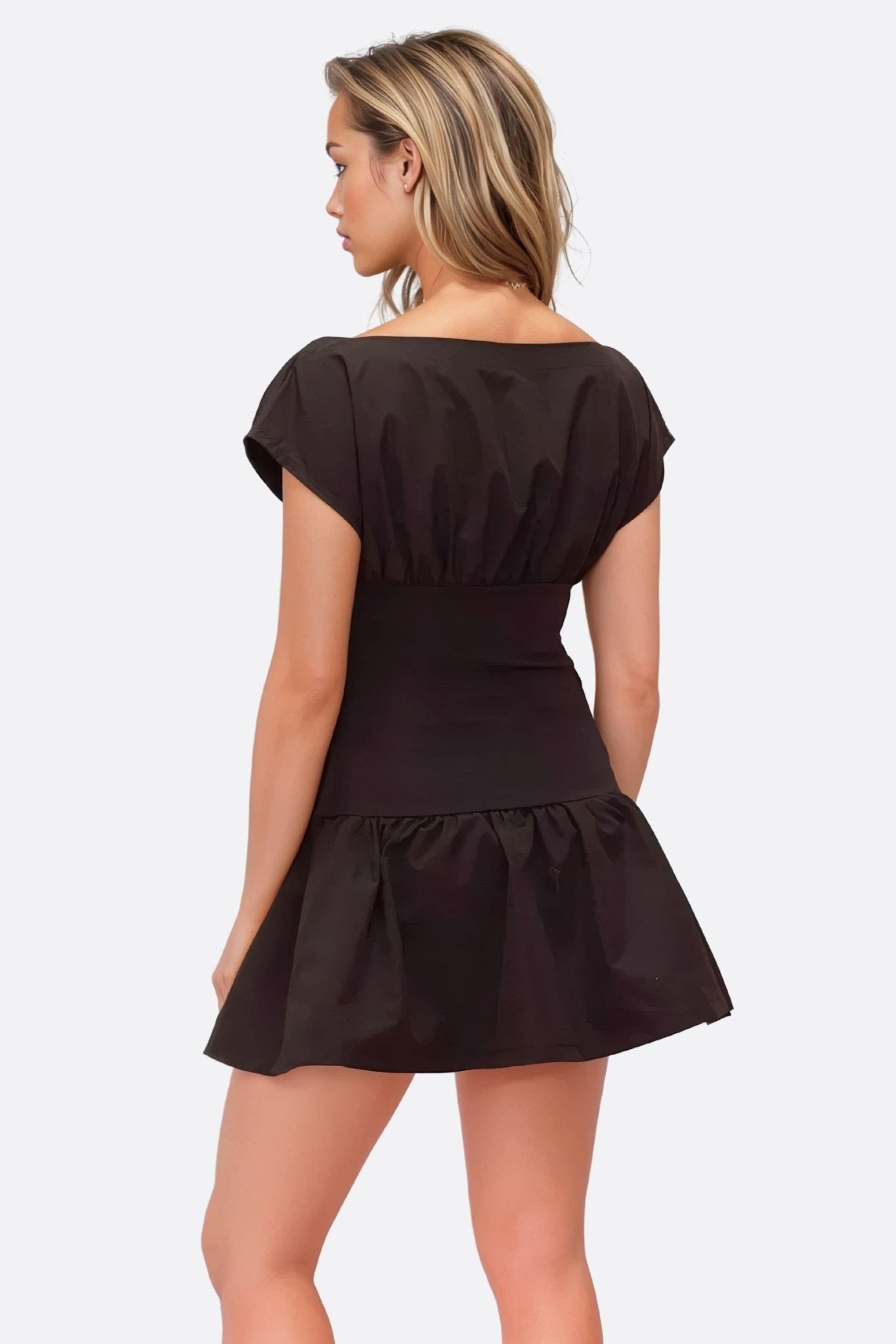 
Silhouette sophistiquée d'une robe noire courte froncée, mettant en valeur un buste délicatement blousant pour un look...



