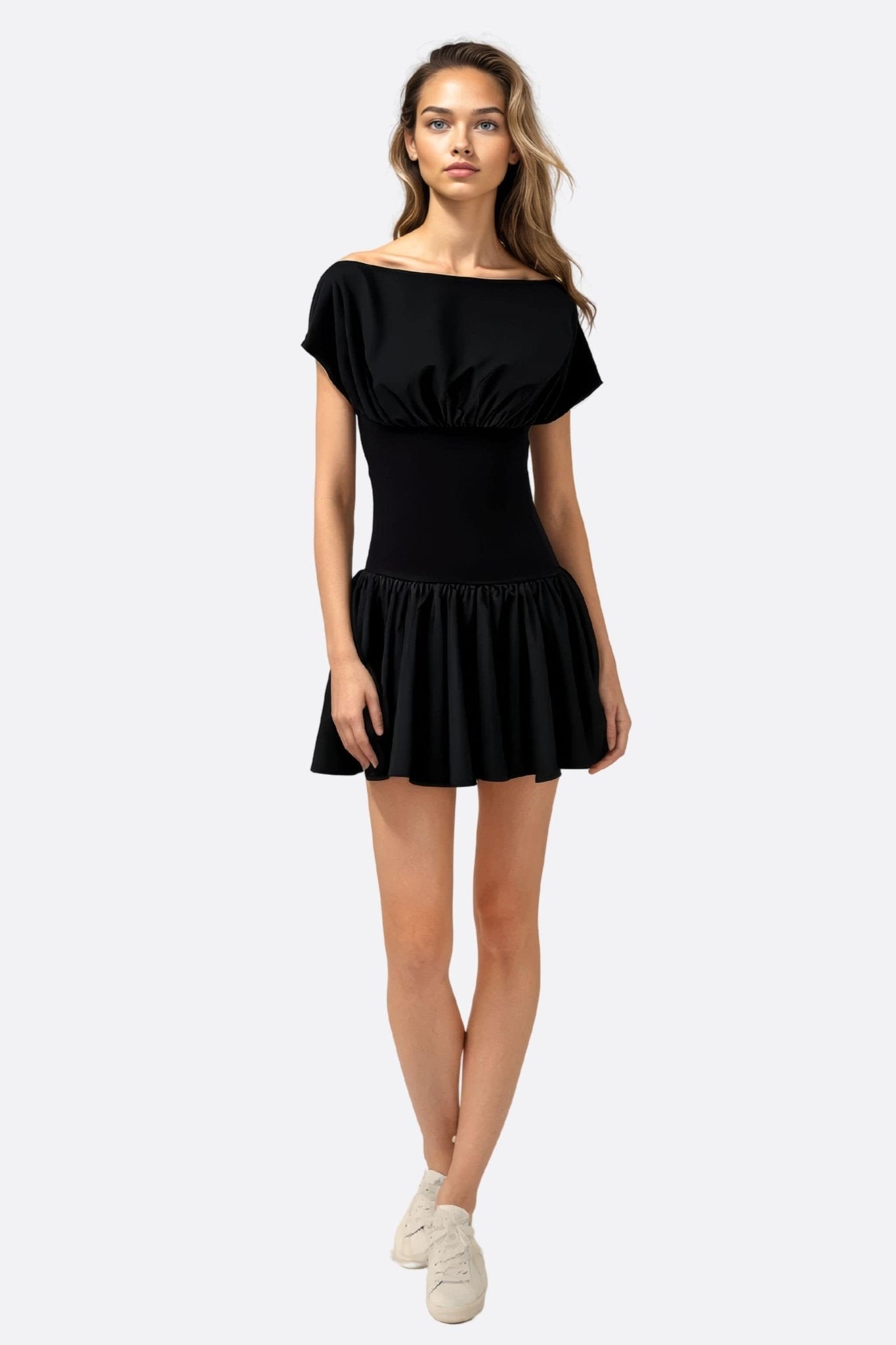 Robe noire élégante à taille froncée, buste ample, idéale pour une soirée chic ou une sortie décontractée.