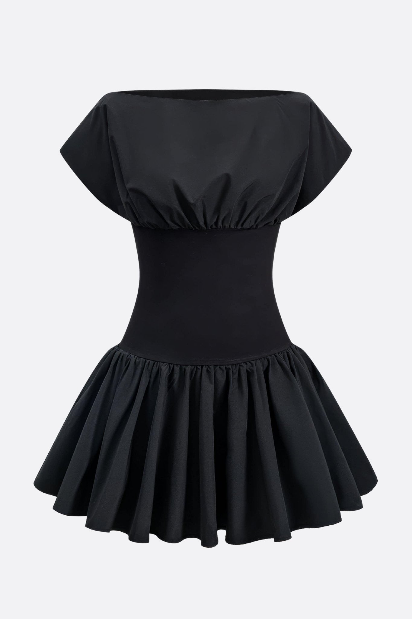 Détail de la robe courte noire à taille froncée, mettant en avant son buste blousant et une texture moderne et raffinée.