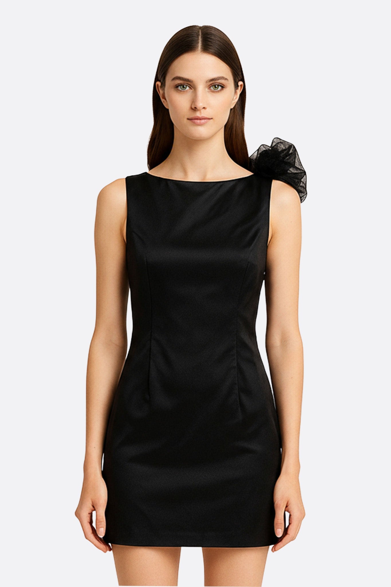 Détail de la robe courte noire satinée, révélant un dos nu et des fleurs sculpturales pour une sophistication moderne.