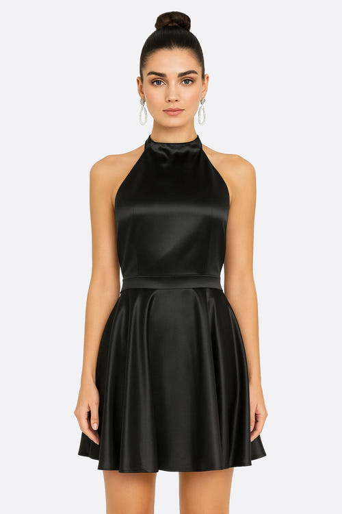 
Détail du tissu satin noir de la robe courte sans manches, mettant en avant son élégance et sa coupe raffinée.



