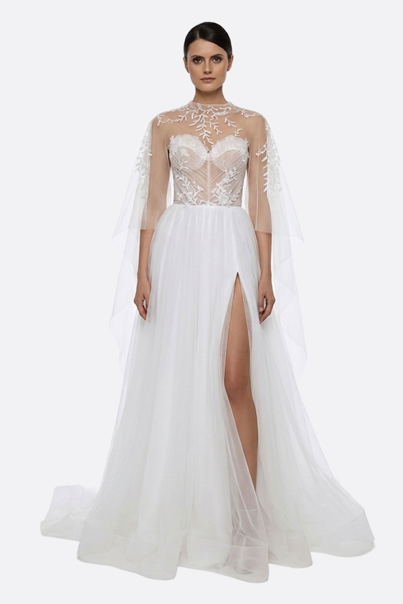 
Robe de mariée Alena en tulle blanc avec bustier et surcape, idéale pour une cérémonie romantique et élégante.



