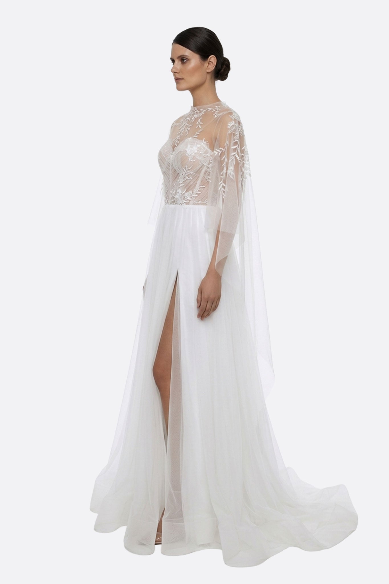 Zoom sur le bustier en tulle blanc de la robe de mariée Alena, délicate surcape ajoutant une touche raffinée à votre mariage.