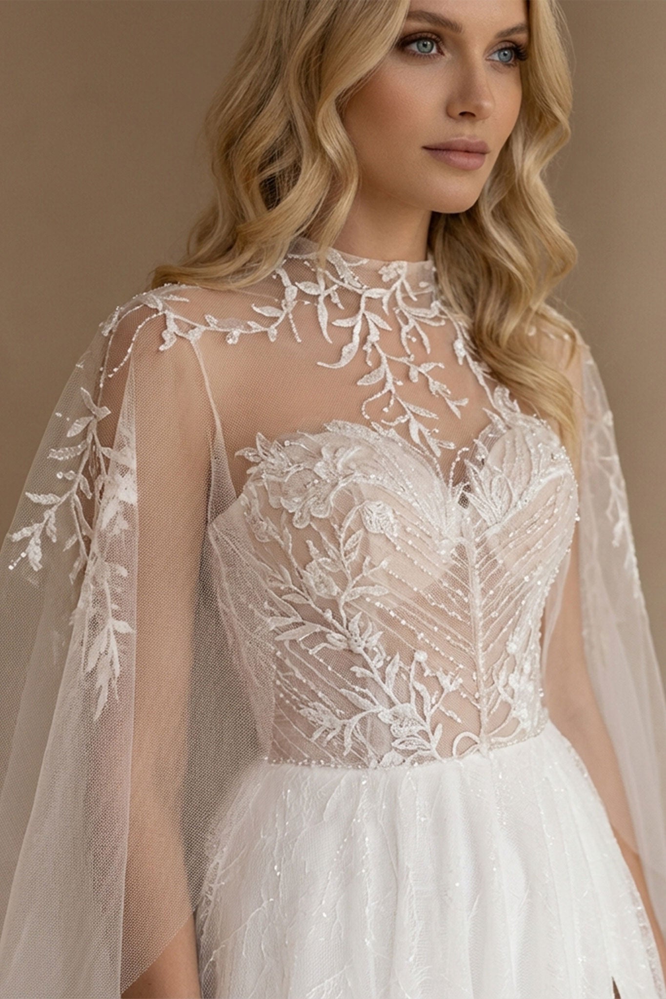 
Détail captivant de la robe de mariée Alena, bustier en tulle blanc et délicate surcape, parfaite pour une célébration...



