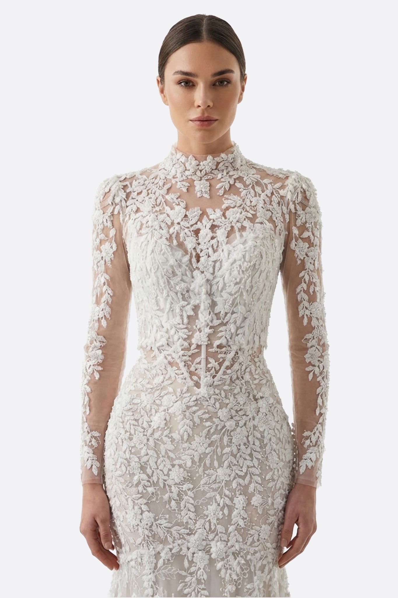 
Zoom sur la dentelle délicate des manches longues d'une robe de mariée sirène blanche, idéale pour une cérémonie romantique.



