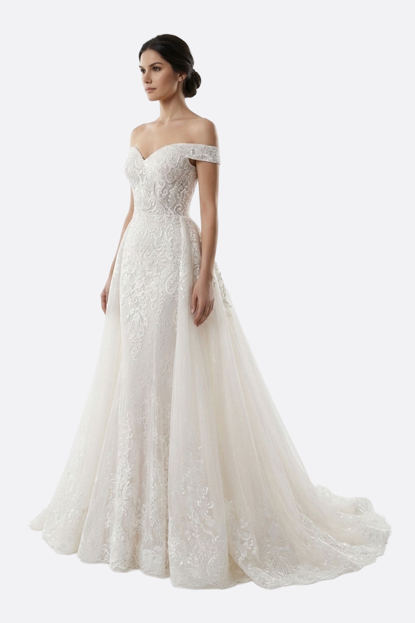 
Robe de mariée Almaris en dentelle blanche, vue 3/4 mettant en valeur le bustier à épaules nues pour une allure romantique.



