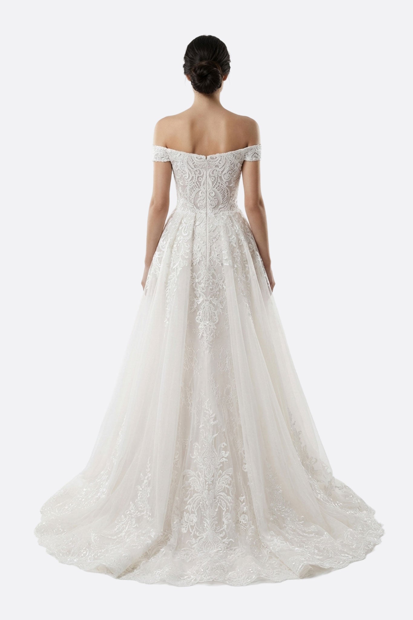 
Zoom sur le bustier de la robe de mariée Almaris en dentelle blanche, évoquant une élégance romantique pour le grand jour.



