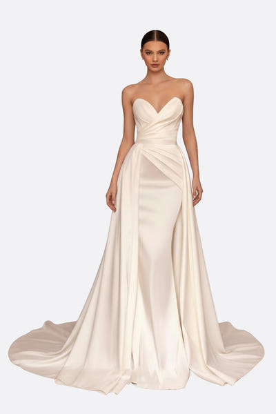 
Robe de mariée longue en satin blanc avec bustier ajusté et traîne aérienne, parfaite pour une cérémonie romantique et...



