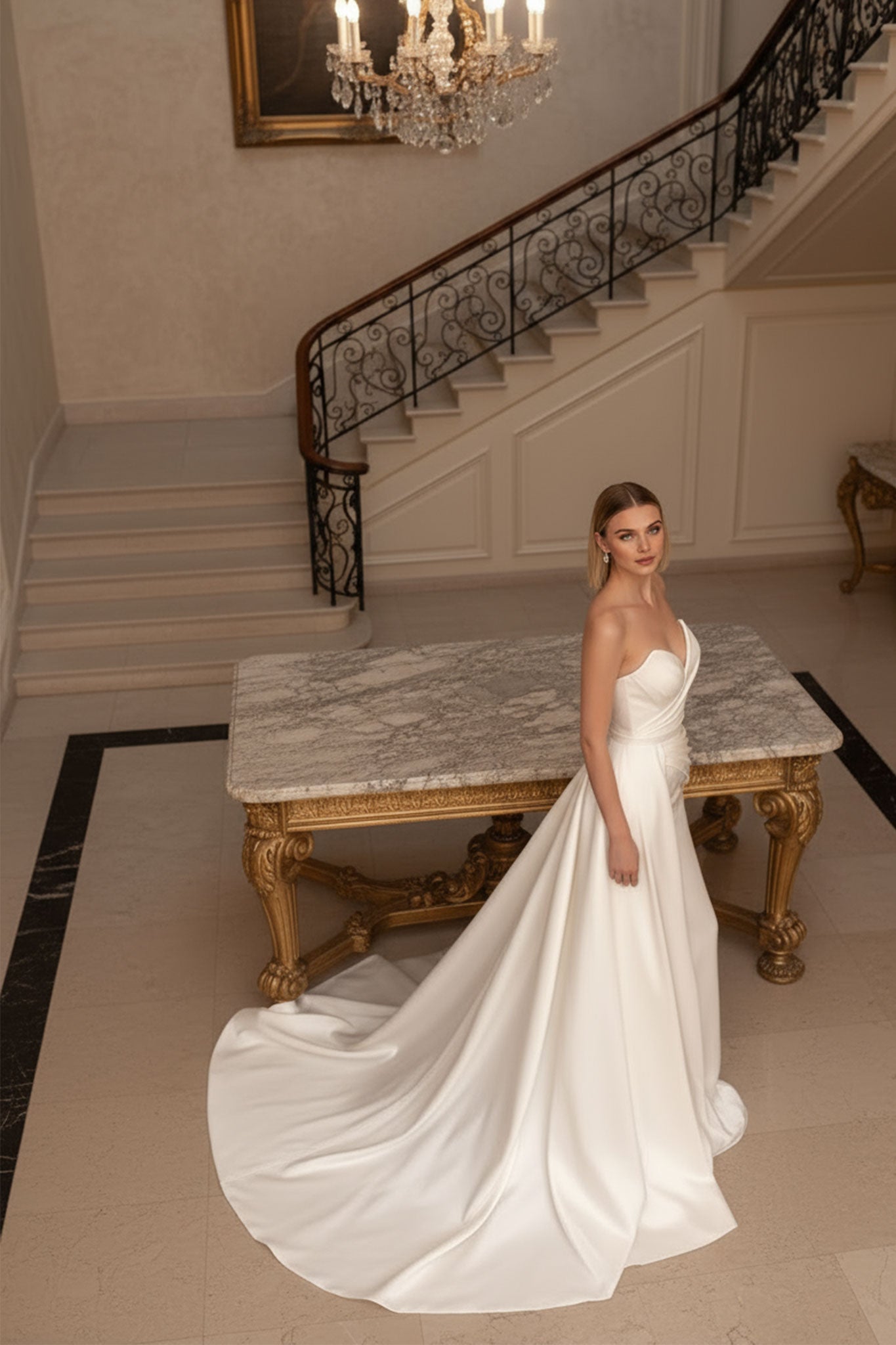 
Angle différent d'une robe de mariée bustier blanche, mettant en avant la beauté du satin et la traîne flottante pour un...



