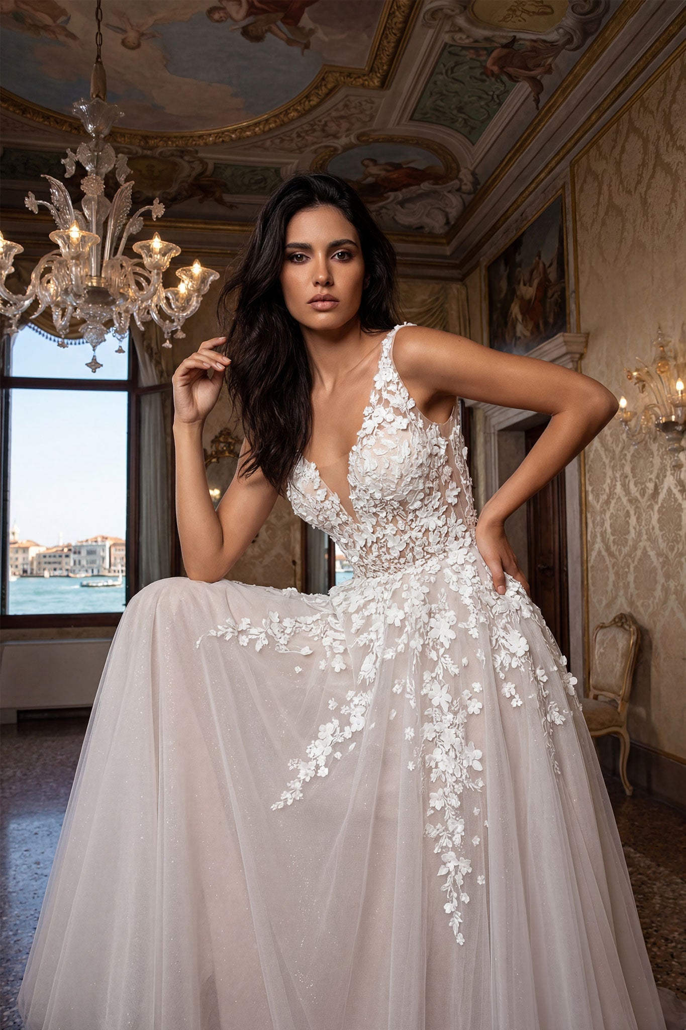 
Robe de mariée princesse en tulle nude et dentelle florale - Misciano



