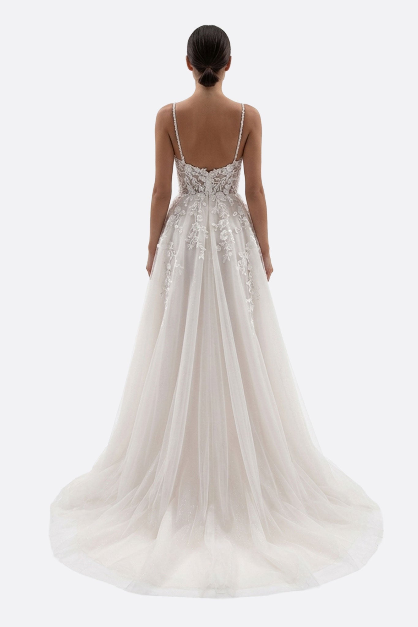 
Détail de la robe de mariée Trinity longue en dentelle blanche, accentuant la légèreté de la coupe et la finesse des...



