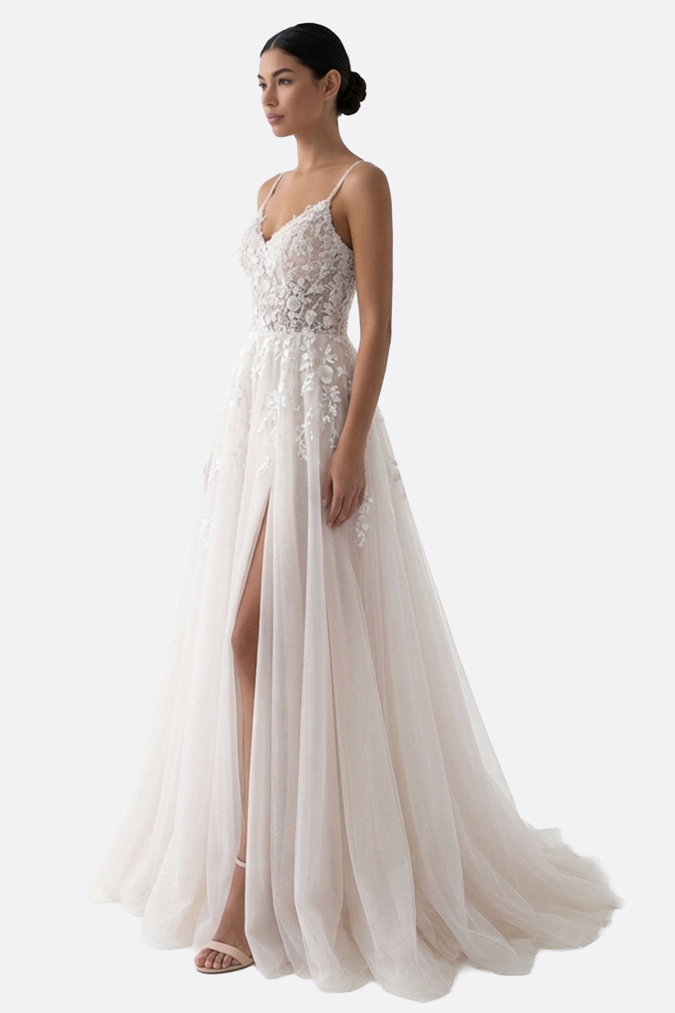 
Zoom sur les bretelles délicates de la robe de mariée Trinity en dentelle blanche, un choix parfait pour une cérémonie...



