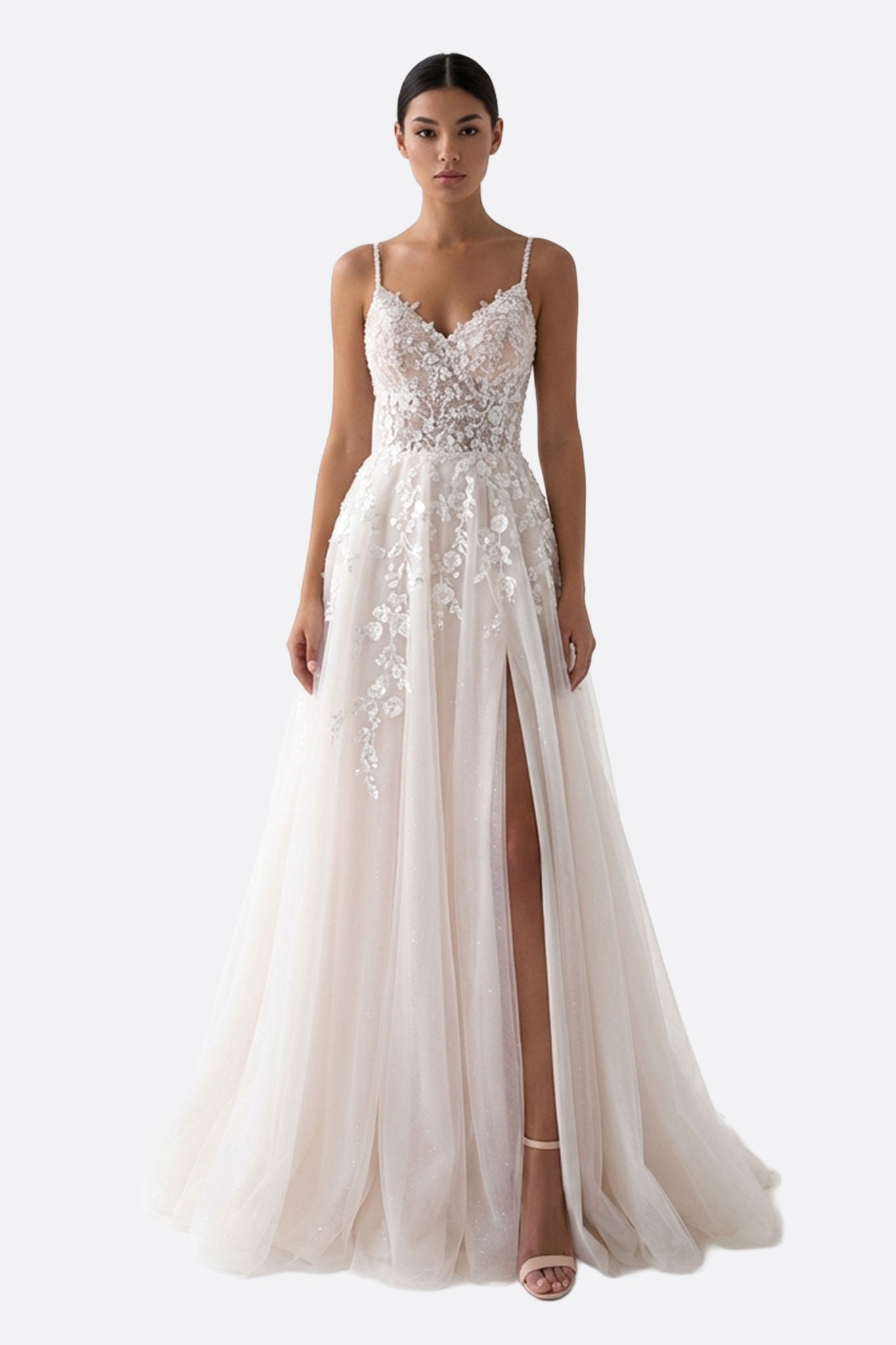 
Robe de mariée longue Trinity en dentelle blanche, présentant une silhouette élégante et des bretelles fines pour un look...



