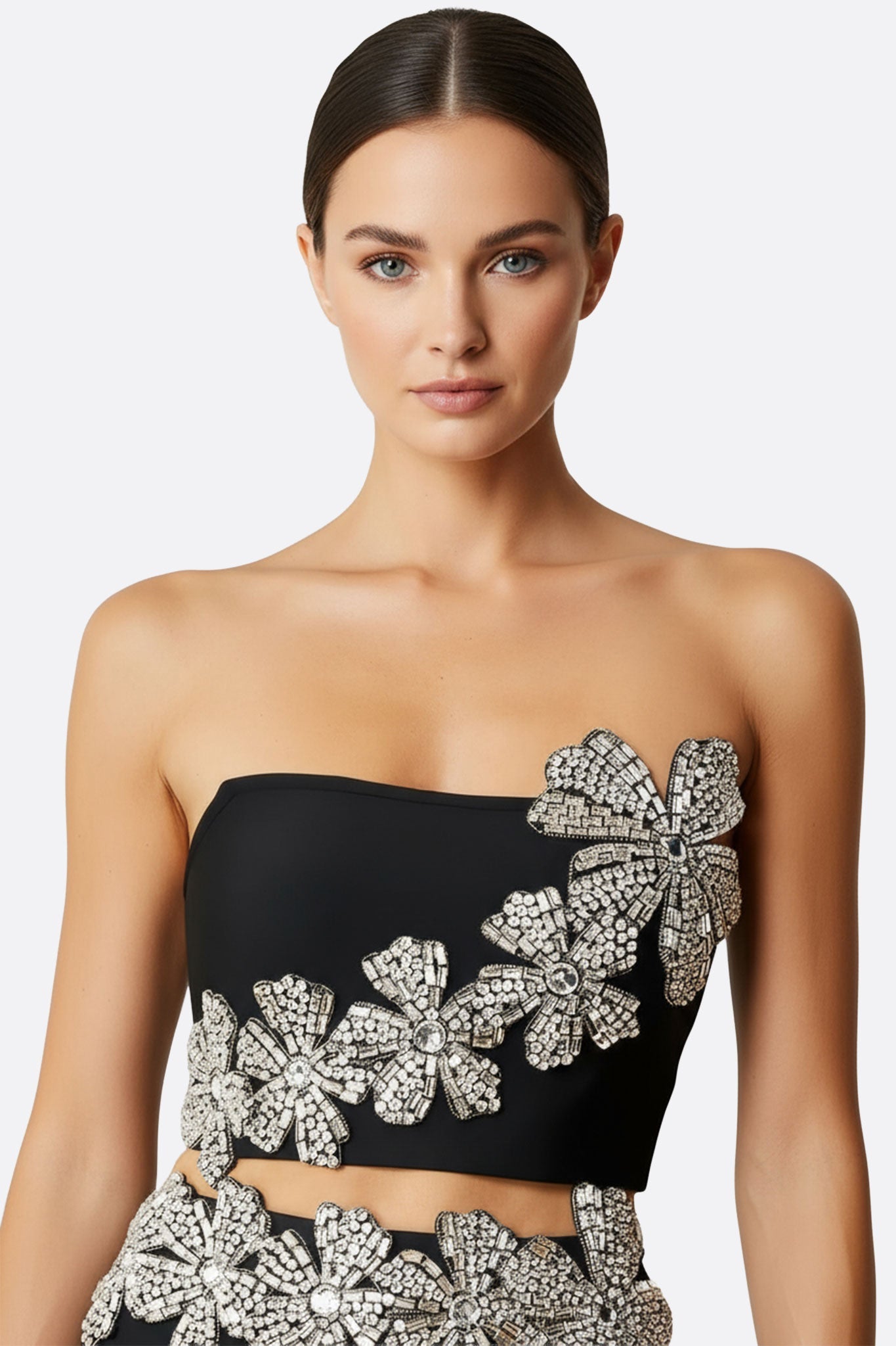 Détail raffiné de la robe sirène noire avec broderies scintillantes, soulignant son élégance pour une occasion spéciale.