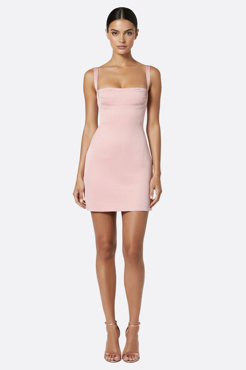 
Robe courte en satin rose poudré à fines bretelles, élégante et raffinée, parfaite pour une soirée chic.



