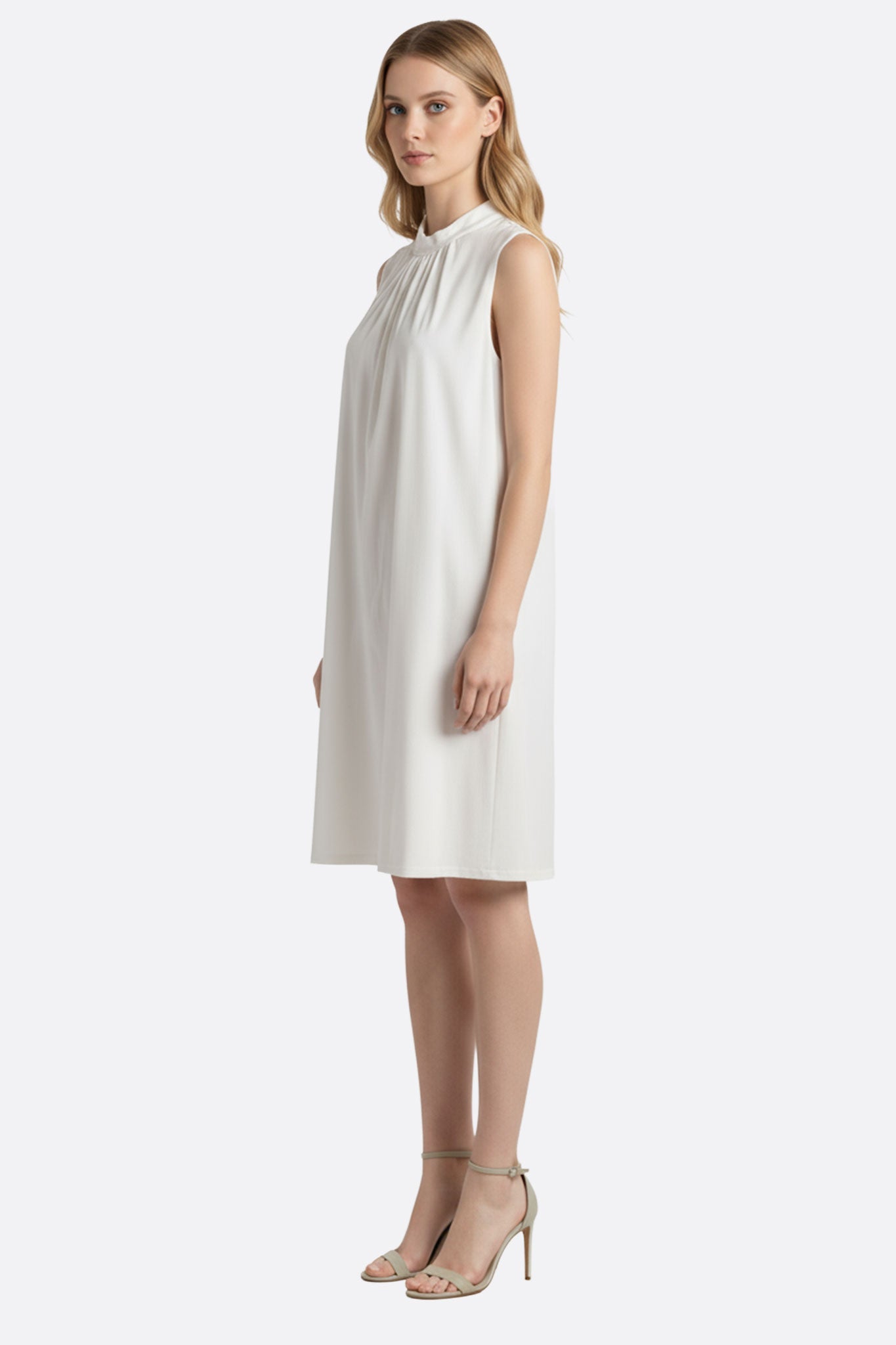 Schlichte, ärmellose weiße Robe mit drapiertem Kragen, perfektes Kleid für festliche Anlässe und stilvolle...