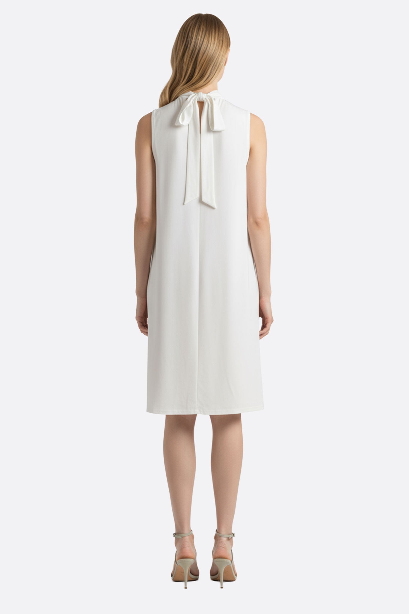 Fließendes, ärmelloses weißes Kleid mit elegantem drapiertem Kragen, ideal für besondere Anlässe und schicke...