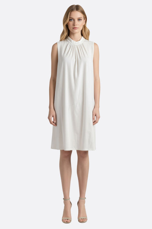 
Robe blanche fluide sans manches avec col drapé, idéale pour une soirée élégante ou une sortie estivale.



