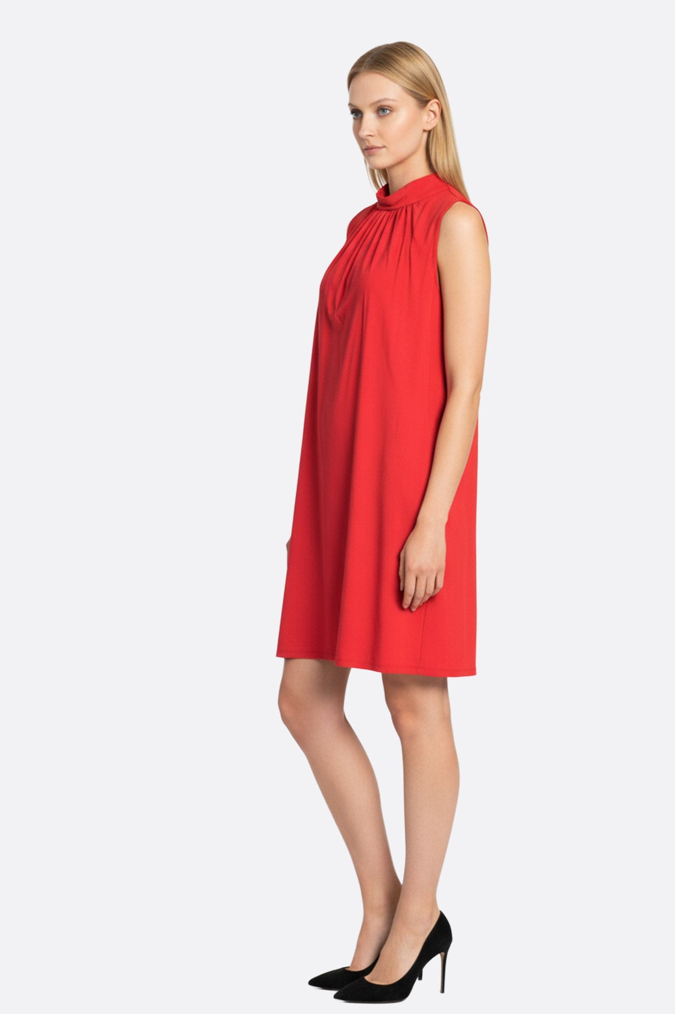 Aspect latéral de la robe fluide rouge avec col drapé, révélant sa légèreté raffinée et son allure parfaite pour des...