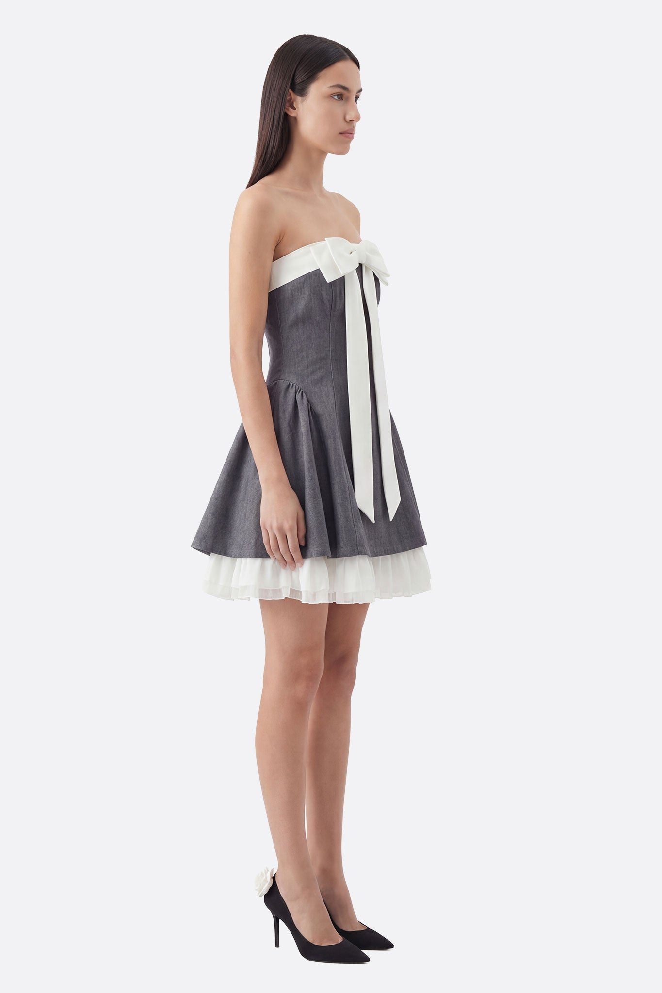 Kurzes graues Bustierkleid mit weißer Schleife