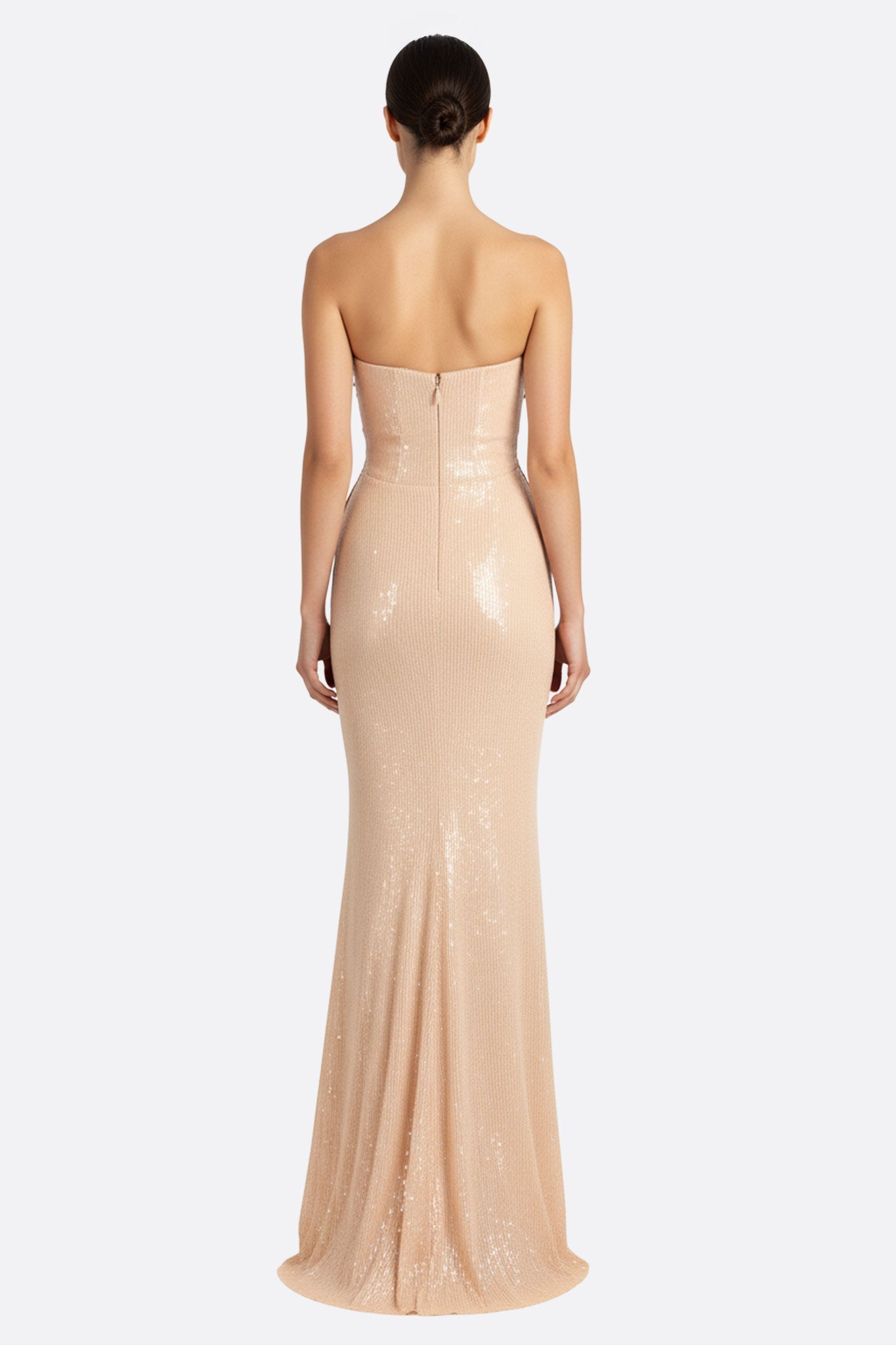 Abito lungo sirena in tonalità nude con raffinati ricami, perfetto per occasioni eleganti e cerimonie di gala.