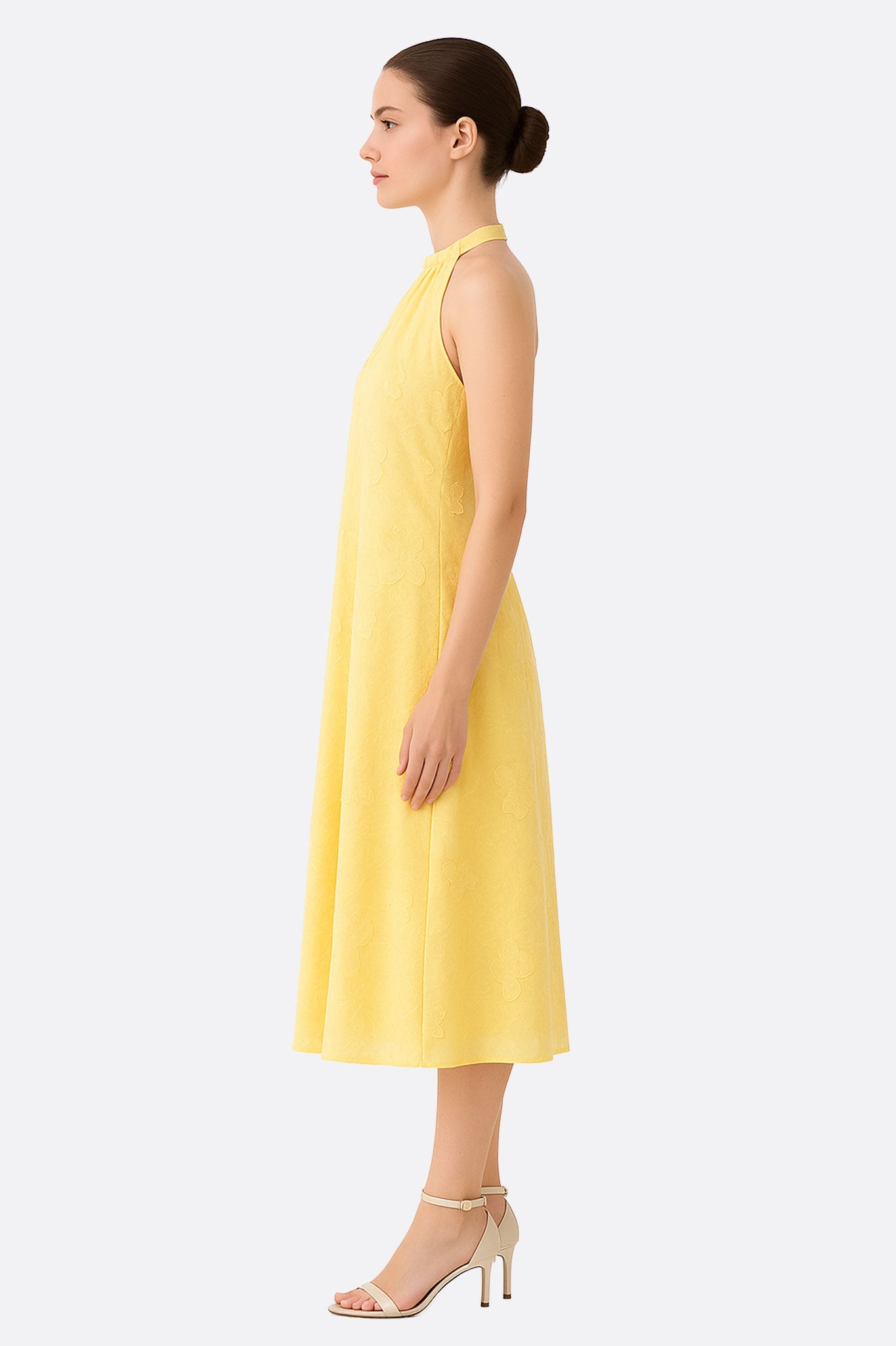 
Détail élégant de la robe jaune en jacquard fleuri, mettant en avant son col haut et son tissu délicat, parfait pour les...



