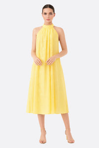 Vestido amarillo fluido en jacquard floral con cuello alto 