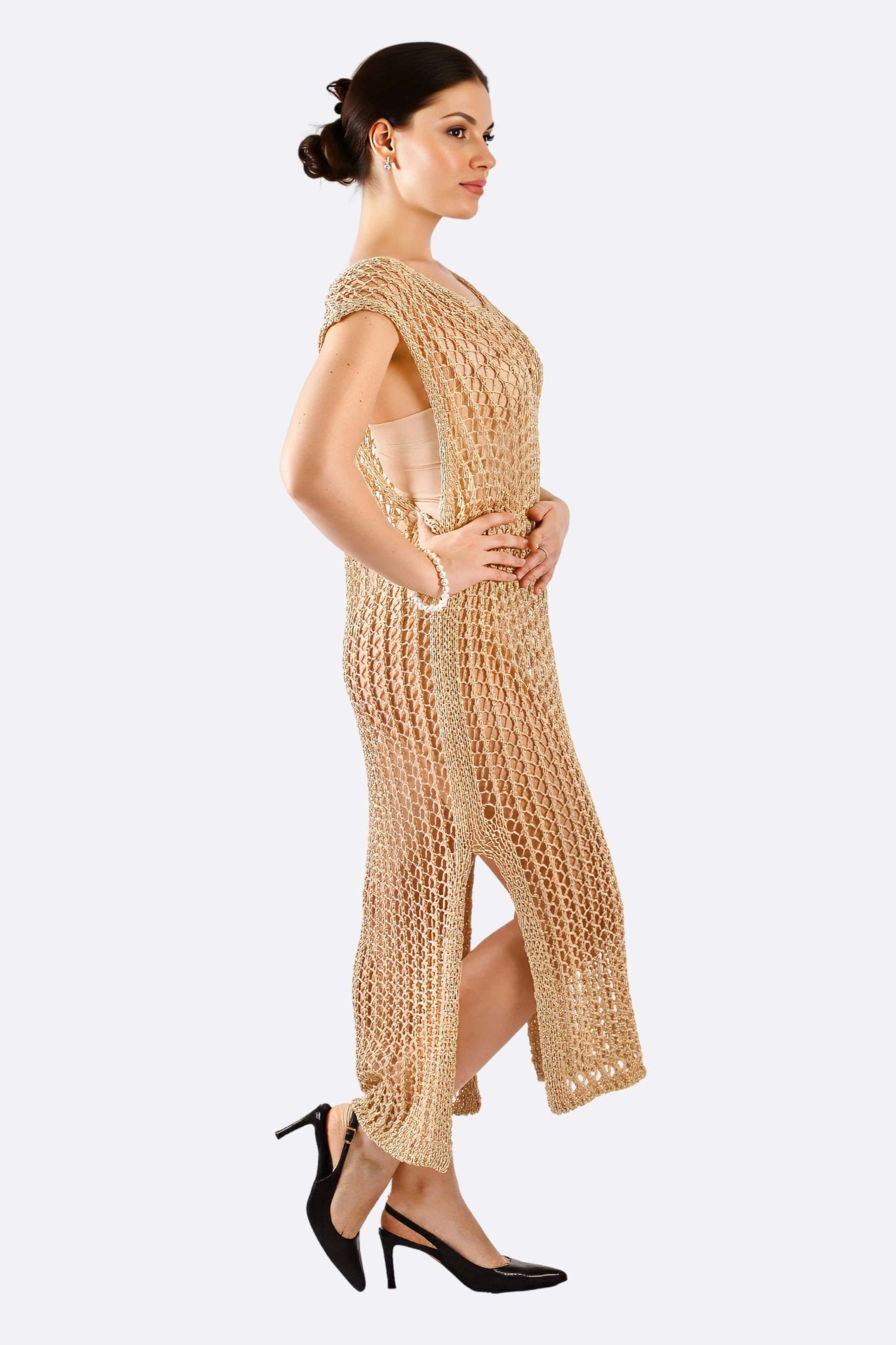 
Détail raffiné de la robe longue beige en maille crochet, soulignant sa texture délicate et son élégance intemporelle.



