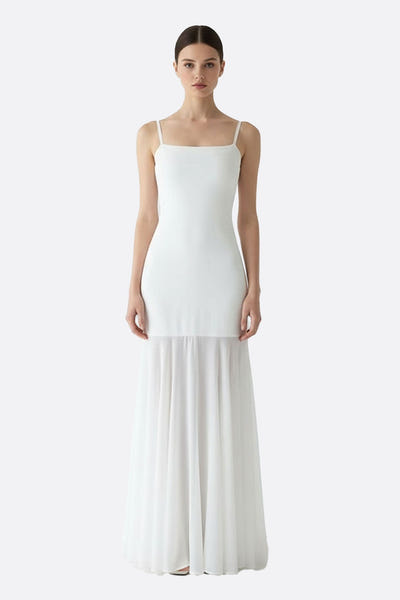 
Robe longue blanche à bretelles délicates, présentant une jupe transparente et fluide, parfaite pour une soirée élégante.



