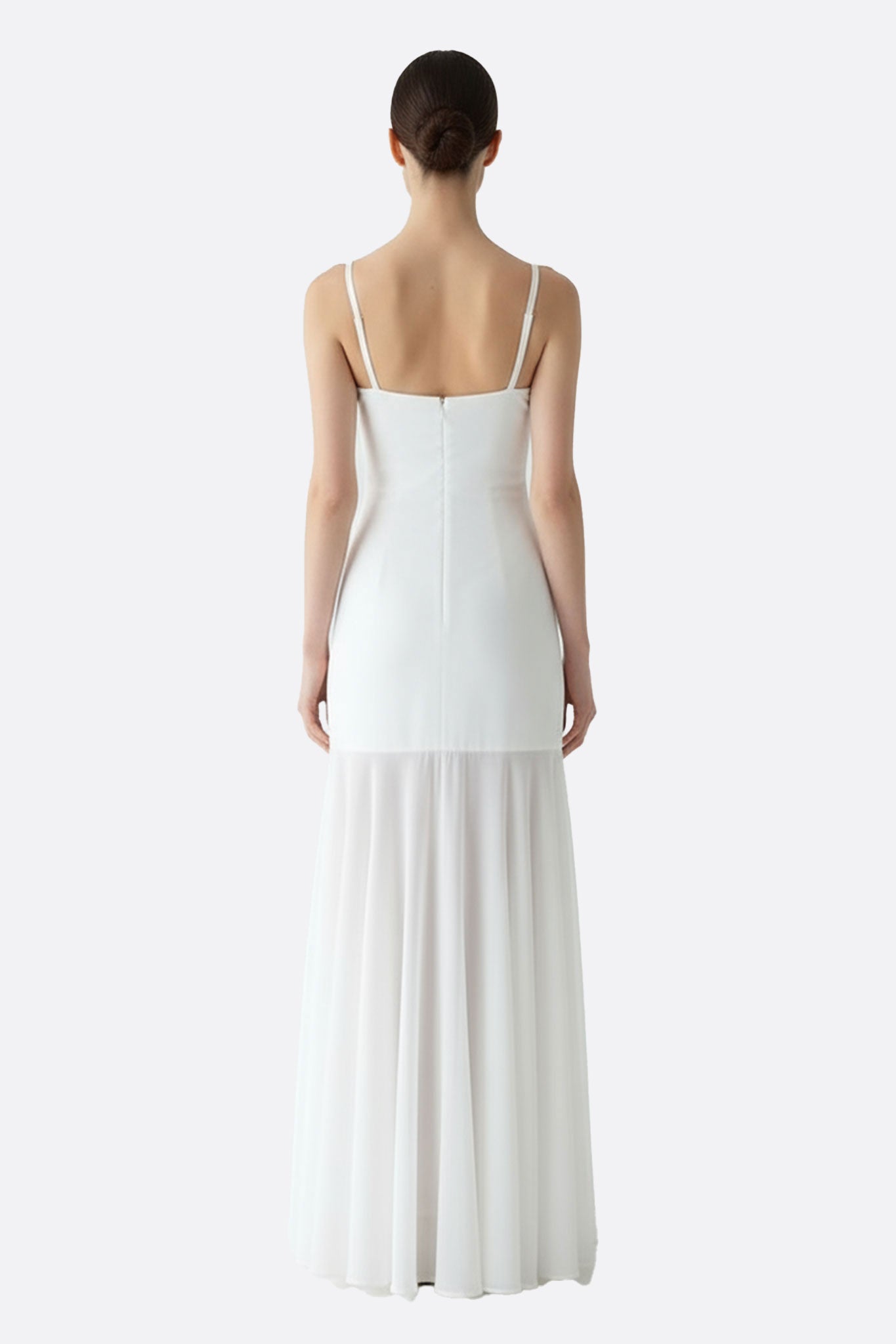 
Robe blanche à bretelles fines, jupe fluide et transparente, idéale pour des événements raffinés et élégants en soirée.



